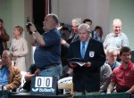 Vrchní rozhodčí Stanislav Hanek v zaplněné herně Lokomotivy